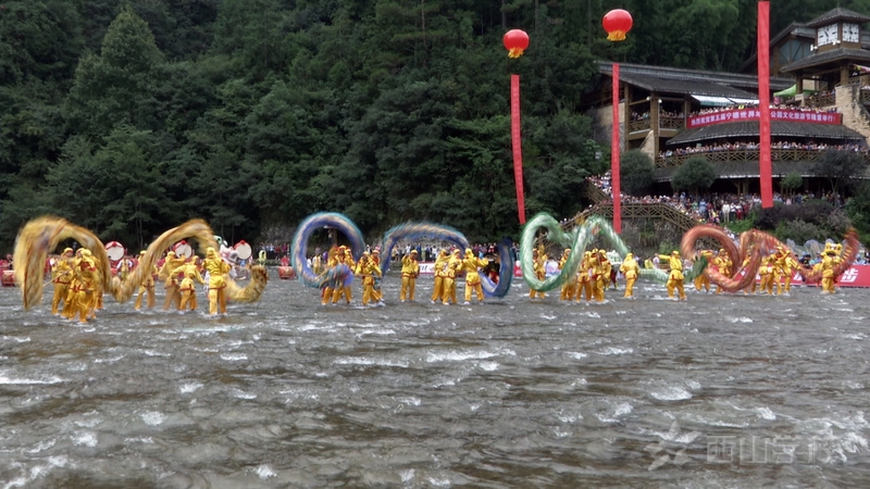 西山学子受邀参演白水洋旅游节  挑战水上舞龙