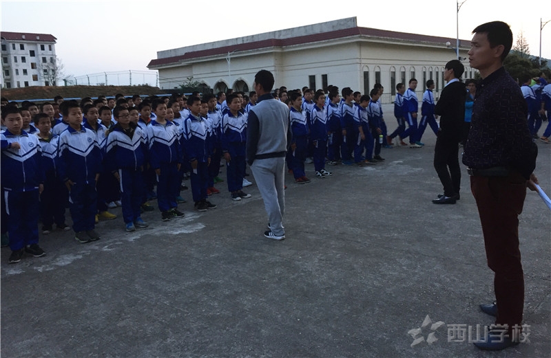 不拥挤,不抢先,安全上下记心间——初中部举行上下楼梯安全演练活动