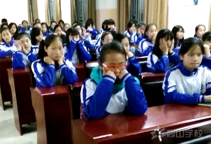 学会知恩感恩,立志勤学——初中部组织观看励志短片《杨六斤的故事》