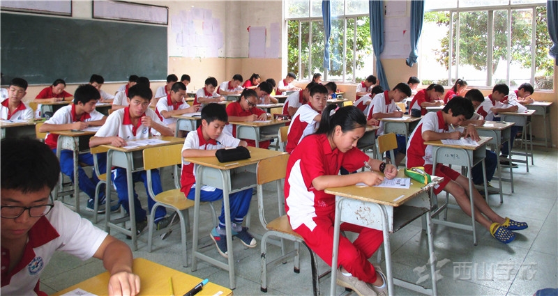 学生认真应对期末考试