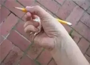 握笔姿势不对后患多 还不赶紧纠正!