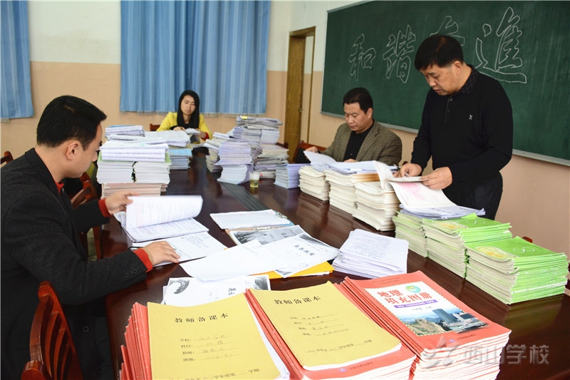 查常规 提质量——西山学校领导莅临初中部进行常规检查