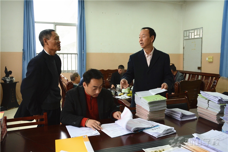 查常规 提质量——西山学校领导莅临初中部进行常规检查