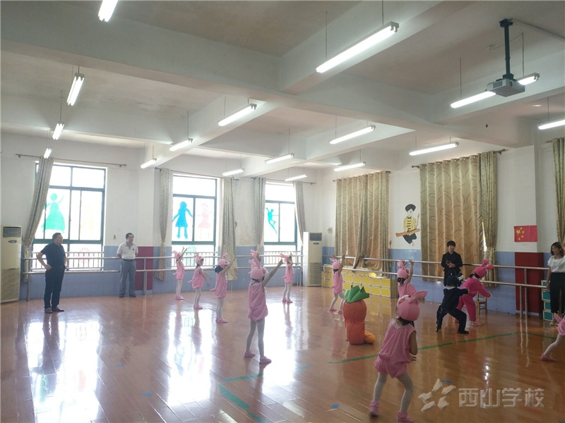 【今日要闻】进贤县教育局领导莅临我校指导艺术节工作,校领导亲自陪同--江西省西山学校幼儿园