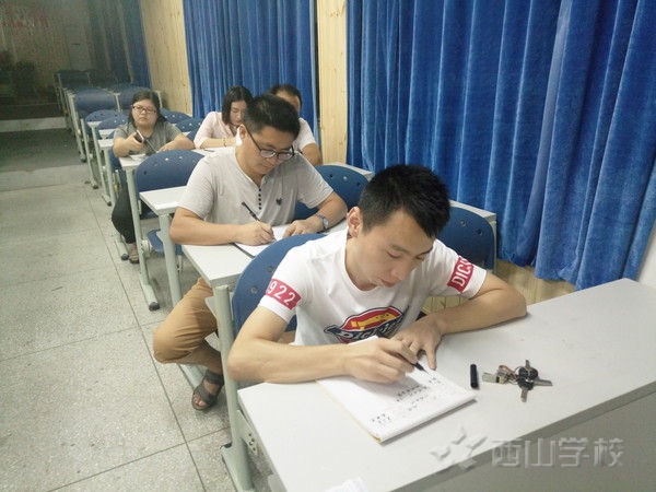 福建西山学校高中部召开教学干部会议