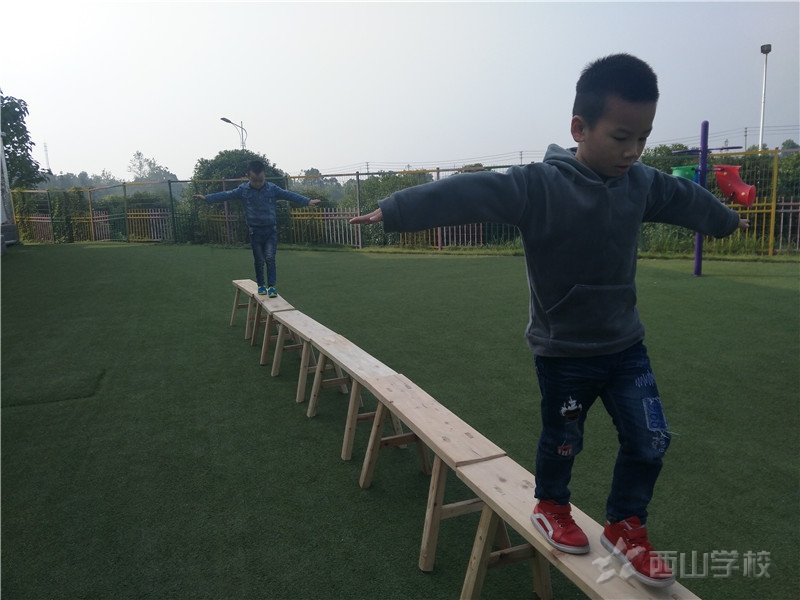 户外活动  让孩子玩的更快乐——江西省西山学校幼儿园