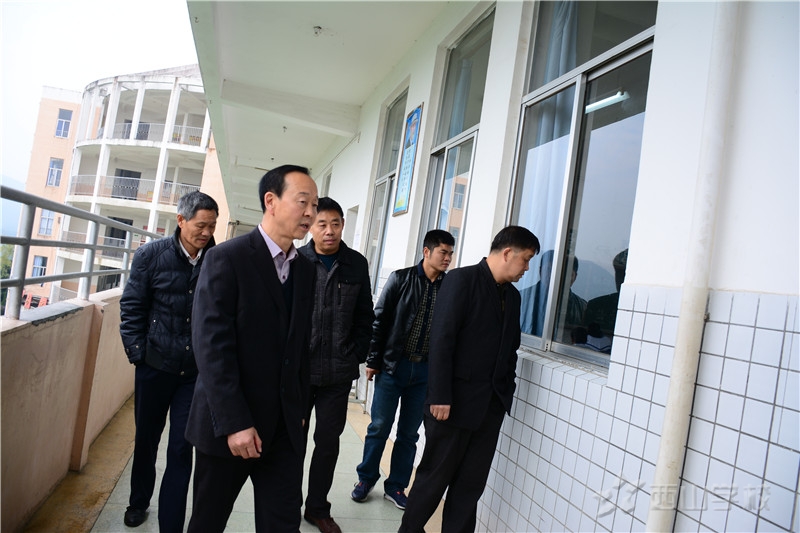 考场秩序井然\\学校领导巡视期中考试考场