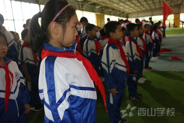 紅領巾飄起來——福建西山學校小學部舉行全童入隊儀式