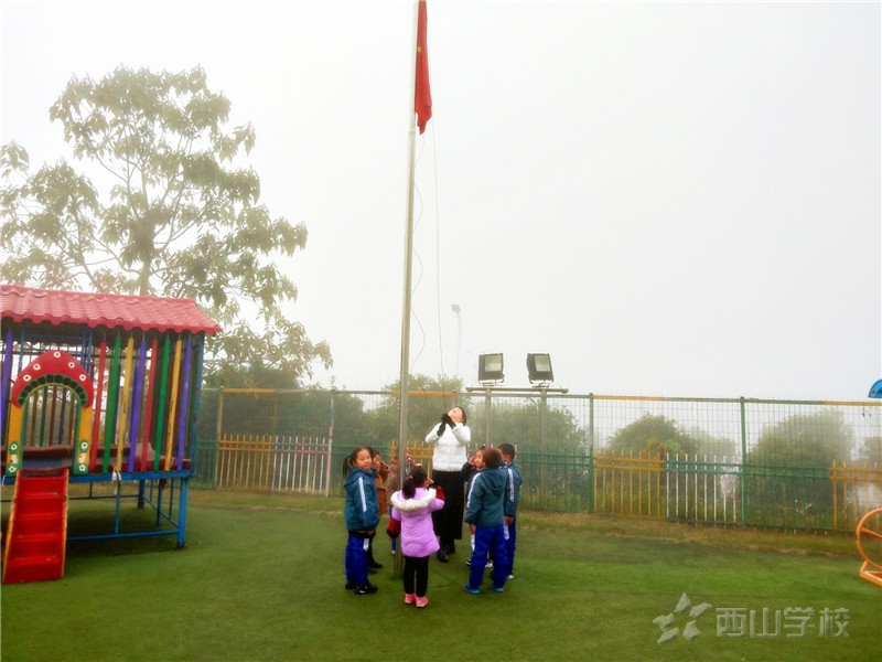 《防寒保暖注意事项》--江西省西山学校幼儿园举行第十七周升旗仪式