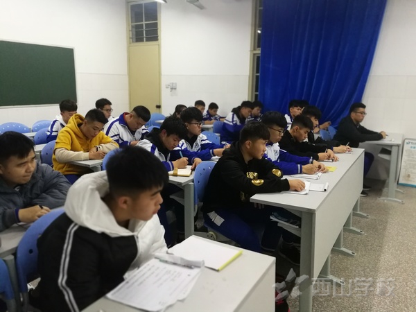 福清西山职业技术学校举行2018-2019学年第十次正副班长会议