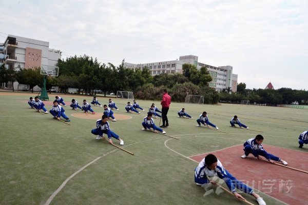 少林阴手棍教学——西山学校初中部组织体育公开示范课