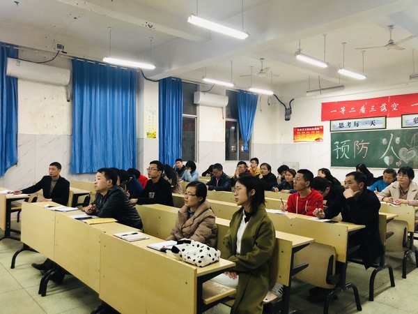 江西省西山学校初中部组织教师开展网络直播课程培训活动