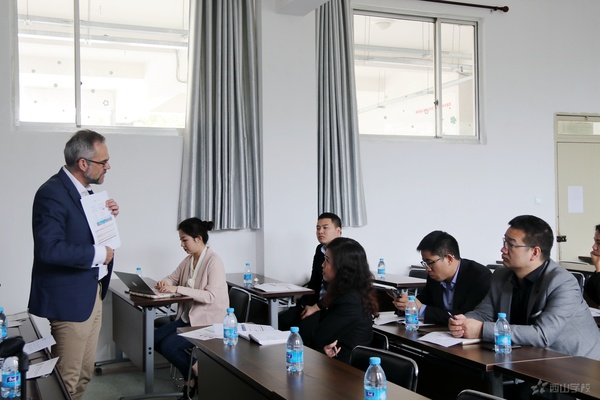 ػ Simon WalkerʿɽѧУ