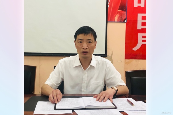 江西省西山学校初中部召开全体教职工大会