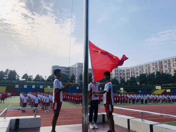 安全重于泰山,生命高于一切——江西省西山学校初中部举行第十七周升旗仪式