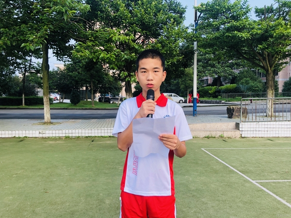 安全重于泰山,生命高于一切——江西省西山学校初中部举行第十七周升旗仪式