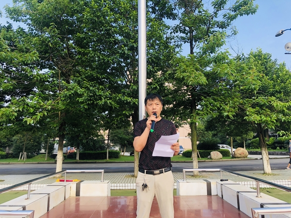 安全重于泰山,生命高于一切——江西省西山学校初中部举行第十七周升旗仪式