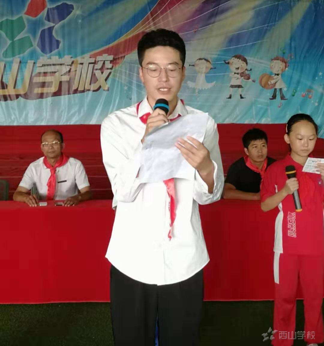 紅領巾飄起來——福建西山學校小學部舉行全童入隊儀式
