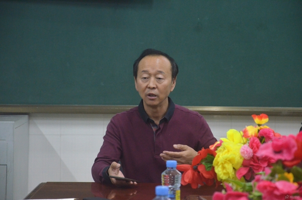 建言献策——江西省西山学校召开高中部重点班班主任座谈会