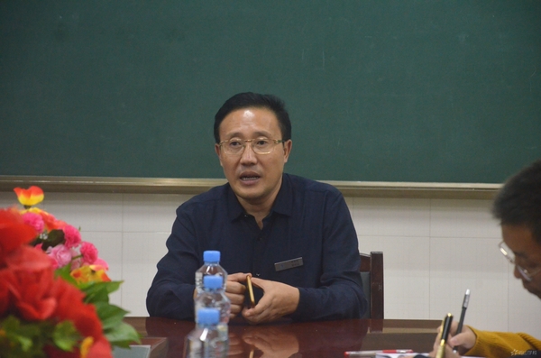 建言献策——江西省西山学校召开高中部重点班班主任座谈会
