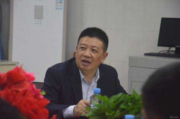建言献策——江西省西山学校召开高中部重点班班主任座谈会