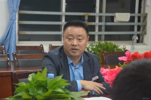 建言献策——江西省西山学校召开高中部重点班班主任座谈会