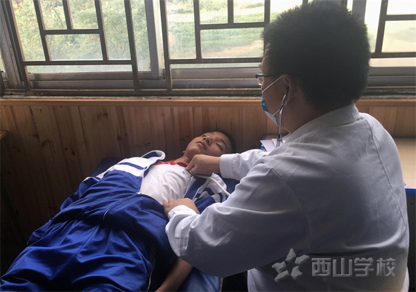 关注健康,定期体检——西山学校初中部开展学生体检活动