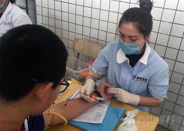关注健康,定期体检——西山学校初中部开展学生体检活动