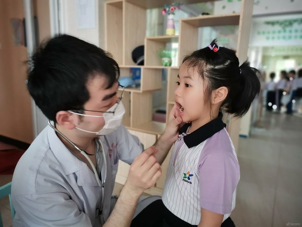 为孩子们健康“护航”--福清西山学校幼儿园快乐二班